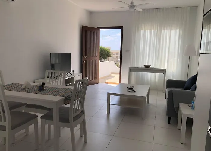 Elegant Beachside - 1 Min Walk To Venus Paphos