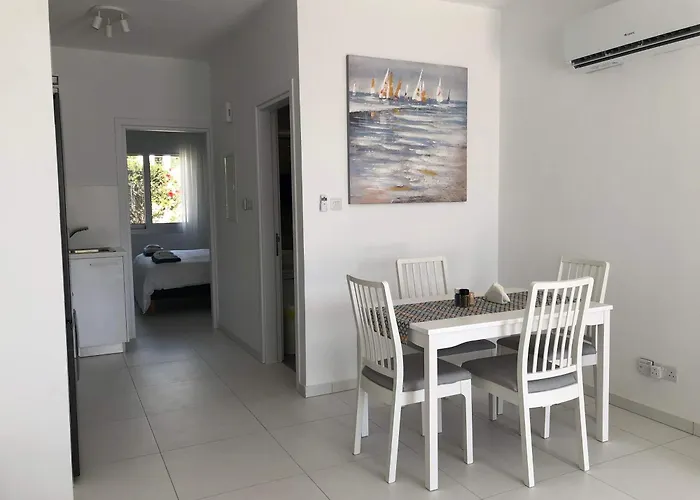 Elegant Beachside - 1 Min Walk To Venus Apartamento Paphos