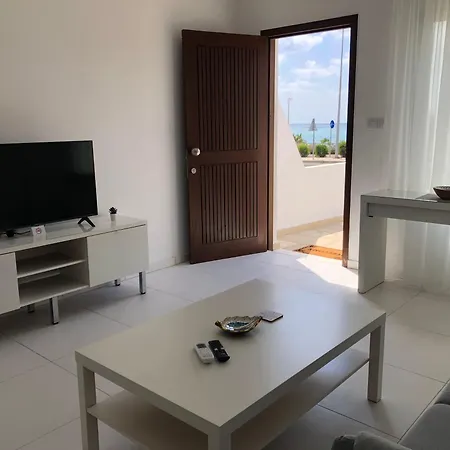 Elegant Beachside - 1 Min Walk To Venus Appartamento Paphos