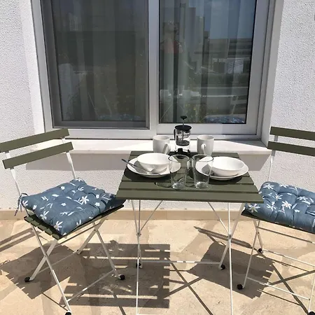 Apartment Elegant Beachside - 1 Min Walk To The