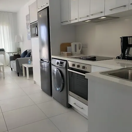 Elegant Beachside - 1 Min Walk To The * Paphos