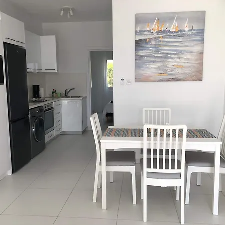 Elegant Beachside - 1 Min Walk To The Apartment Paphos