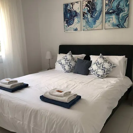 Elegant Beachside - 1 Min Walk To Venus דירה