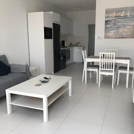 Apartment Elegant Beachside - 1 Min Walk To The