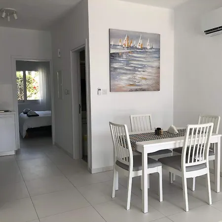 Elegant Beachside - 1 Min Walk To The Apartment Paphos