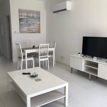 Apartment Elegant Beachside - 1 Min Walk To The