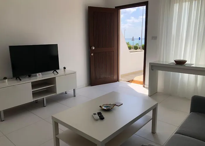 Elegant Beachside - 1 Min Walk To Venus Апартаменты Пафос